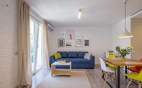 Quiet & Airy Modern Apt. Top Centre Free Parking